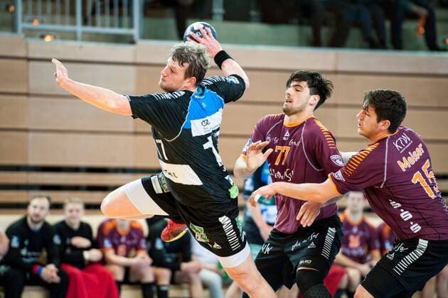 Bennet Johnen No 17 Vikings wager on goal and can not be stopped by Savvas Savvas No 77 Hildesheim and Chris Meiser No 15 Hildesheim HC Rhein Vikings vs. Eintracht Hildesheim Handball 2 Bundesliga 31 03 18 Dusseldorf NRW Germany Castello Copyright: xcdn_nszx