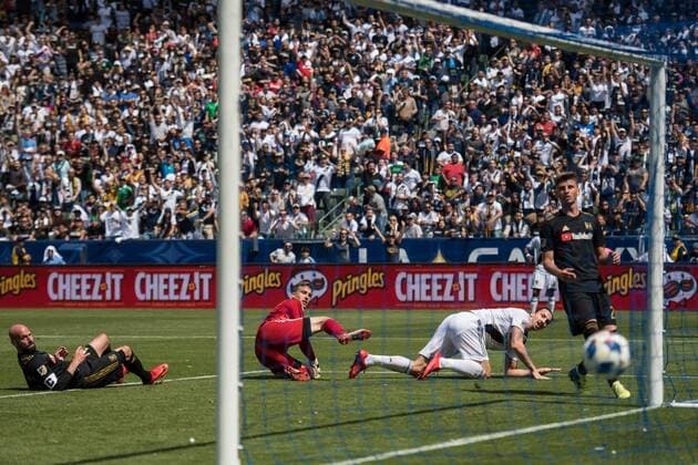 Themen der Woche - SPORT Bilder des Tages - SPORT 180331 LA Galaxys Zlatan Ibrahimovic gör 4-3 bakom Los Angeles FC:s malvakt Tyler Miller under fotbollsmatchen i MLS Fussball Herren USA mellan LA Galaxy och Los Angeles FC den 31 mars 2018 i Los Angeles. *** 180331 LA Galaxys Zlatan Ibrahimovic makes 4 3 behind Los Angeles FCs maze Tyler Miller during the football match in MLS between LA Galaxy and Los Angeles FC on March 31, 2018 in Los Angeles  Copyright: JOELxMARKLUND BB180331JM100