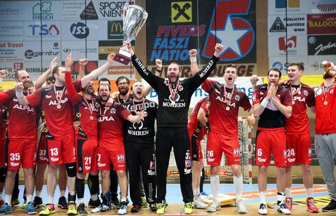 HANDBALL - OEHB Cup, Hard vs West Wien VIENNA,AUSTRIA,31.MAR.18 - HANDBALL - OEHB Cup Final Four, final, HC Hard vs SG Handball Westwien. Image shows the rejoicing of Hard. GEPAxpictures xPhilippxBrem