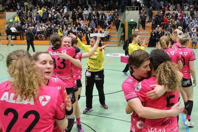 180331 BVB handball ladies vs TUS Metzingen season 2017 18 1 Bundesliga game 19 sports hall Wellinghoven Dortmund joy after the victory in Dortmund Dortmund Copyright: xEIBNER Wolfgang_Stummbilligx EP_EER