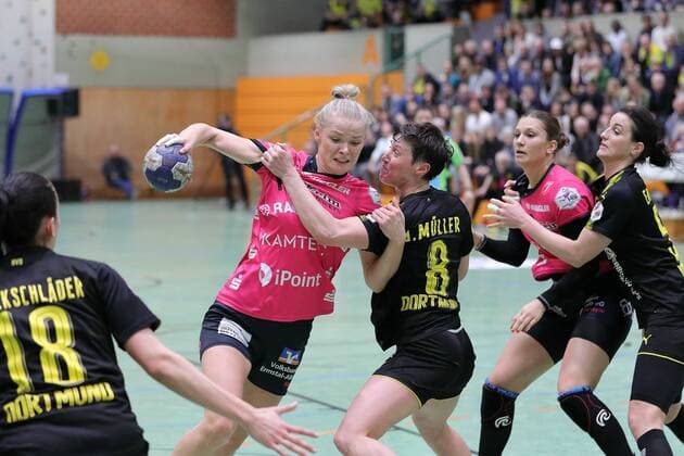 180331 BVB handball ladies vs TUS Metzingen season 2017 18 1 Bundesliga match 19 sports hall Wellinghoven Dortmund Shenia Minevskaja at goal defense with boss Mira Emberovics Anne Mueller Johanna Stockschlaeger Julia Behnke Dortmund Copyright: xEIBNER Wolfgang_Stummbilligx EP_EER