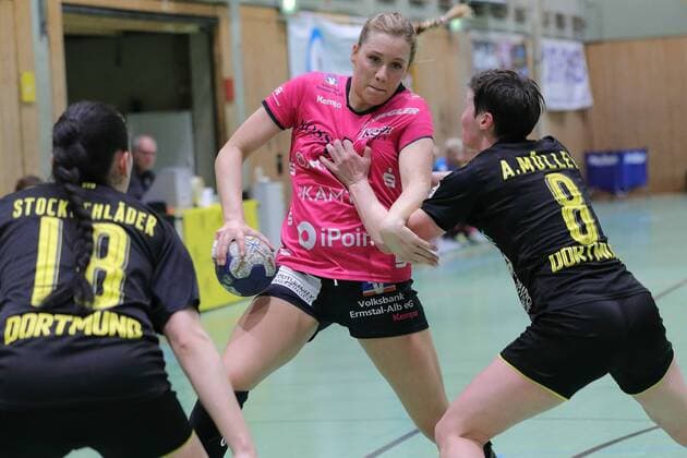180331 BVB handball ladies vs TUS Metzingen season 2017 18 1 Bundesliga match 19 sports hall Wellinghoven Dortmund defensive block Anne Mueller and Johanna Stockschl ger against Marija Obradovic Dortmund Copyright: xEIBNER Wolfgang_Stummbilligx EP_EER