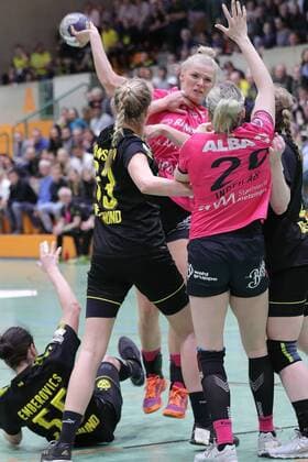 180331 BVB handball ladies vs TUS Metzingen season 2017 18 1 Bundesliga match 19 sports hall Wellinghoven Dortmund Shenia Minevskaja tries on Katharian Beddies and Annika Ingenpass defensive block with boss Mira Emberovics Harma van Kreij and Svenja Huber Dortmund Copyright: xEIBNER Wolfgang_Stummbilligx EP_EER