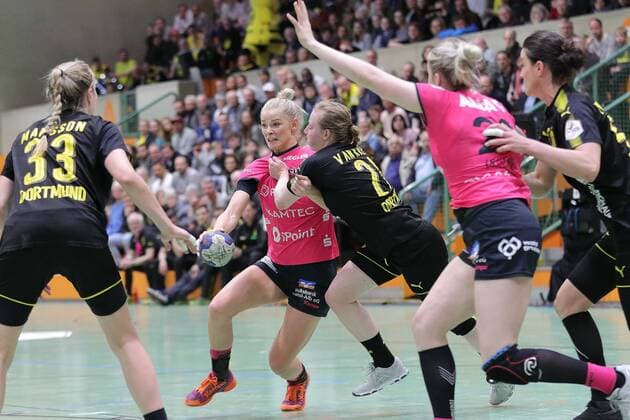 180331 BVB handball ladies vs TUS Metzingen season 2017 18 1 Bundesliga match 19 sports hall Wellinghoven Dortmund Shenia Minevskaja tries on Katharian Beddies and Annika Ingenpass defensive block with boss Mira Emberovics Harma van Kreij and Svenja Huber Dortmund Copyright: xEIBNER Wolfgang_Stummbilligx EP_EER