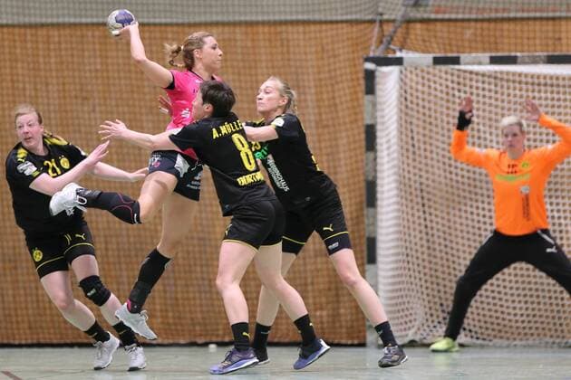 180331 BVB handball ladies vs TUS Metzingen season 2017 18 1 Bundesliga match 19 sports hall Wellinghoven Dortmund defensive block Nadja Mansson Anne Mueller and Harma van Kreij against Marija Obradovic Dortmund Copyright: xEIBNER Wolfgang_Stummbilligx EP_EER