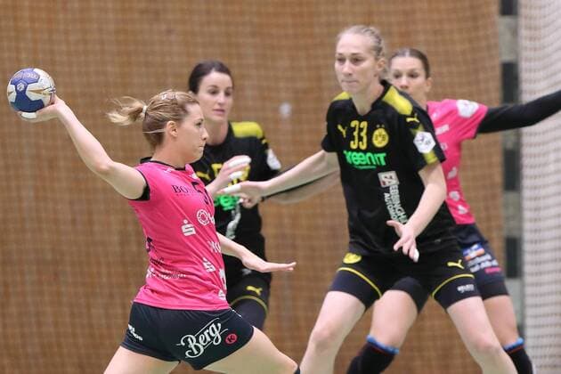180331 BVB handball ladies vs TUS Metzingen season 2017 18 1 Bundesliga match 19 sports hall Wellinghoven Dortmund Mirjja Obradiovic umspietl Nadja Mansson and Mira Emberovics Dortmund Copyright: xEIBNER Wolfgang_Stummbilligx EP_EER