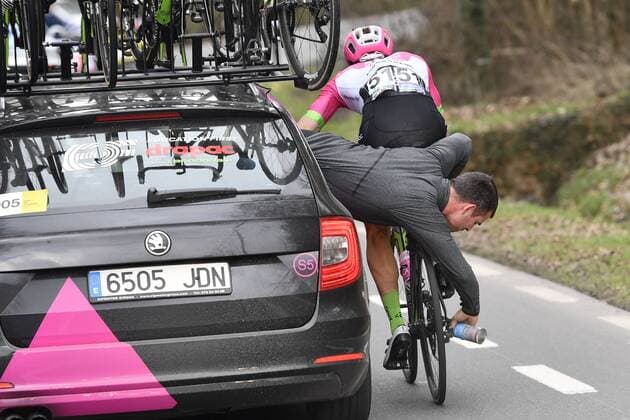 Themen der Woche - SPORT Bilder des Tages - SPORT Belgian Sep Vanmarcke receives technical aid of the EF Education First - Drapac Cannondale vehicle during the 102nd edition of the Ronde van Vlaanderen - Tour des Flandres - Tour of Flanders one day cycling race, 264,7km from Antwerp to Oudenaarde, Sunday 01 April 2018. DIRKxWAEM  x05322115x