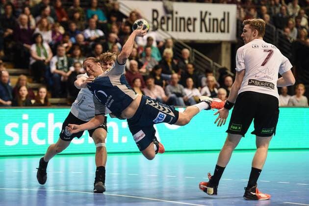 Handball Men EHF Cup Season 2017 18 Group B Foxes Berlin Lugi HF Karl Wallinius Nr 9 Lugi HF Mattias Zachrisson Nr 21 Füchse Berlin Niclas Paradis Nr 7 Lugi HF 01 04 18 Copyright: xMichaelxHundtx xMatthiasxKochx