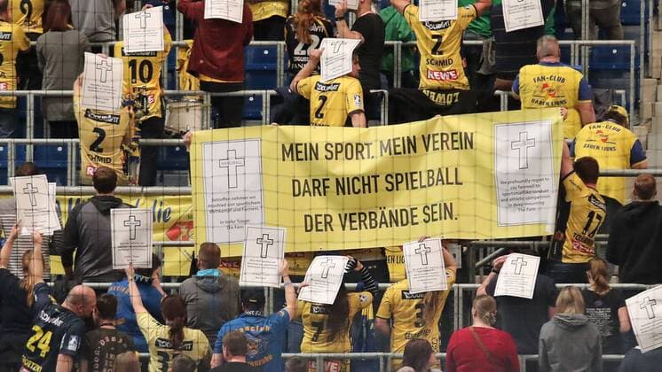 The fans of the Rhein Neckar Löwen make a sign when playing the EHF anthem Poster with the inscription Mein Sport My club must not be the matchs ball Fans Audience Atmosphere Atmosphere Stadium Protest Crosses Handball Champions League Rhein Neckar Löwen PGE Vive Kielce xozx