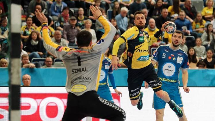 v li Slawomir Szmal Goalkeeper Kielce 1 Bogdan Radivojevic RNL 14 Michal Jurecki Kielce 5 jump throw during jump action Action Action scene Handball Champions League Rhein Neckar Löwen PGE Vive Kielce xozx