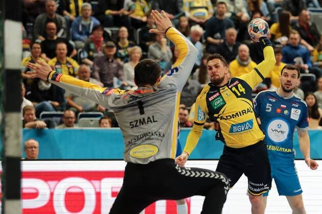 v li Slawomir Szmal Goalkeeper Kielce 1 Bogdan Radivojevic RNL 14 Michal Jurecki Kielce 5 jump throw during jump action Action Action scene Handball Champions League Rhein Neckar Löwen PGE Vive Kielce xozx