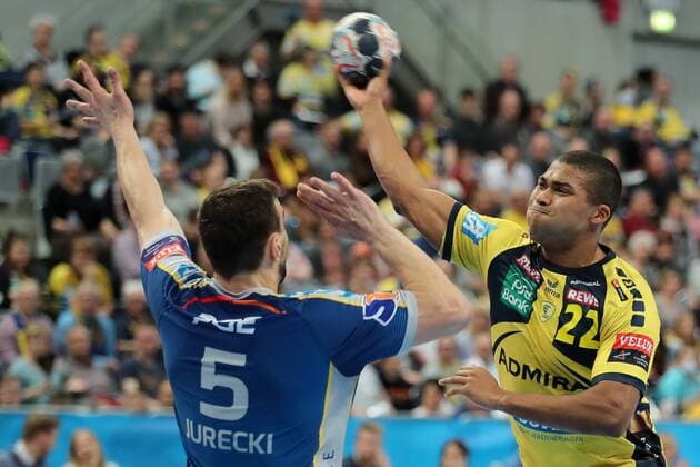 Michal Jurecki Kielce 5 Mads Mensah Larsen RNL 22 Action Action Game Scene Handball Champions League Rhein Neckar Löwen PGE Vive Kielce xozx