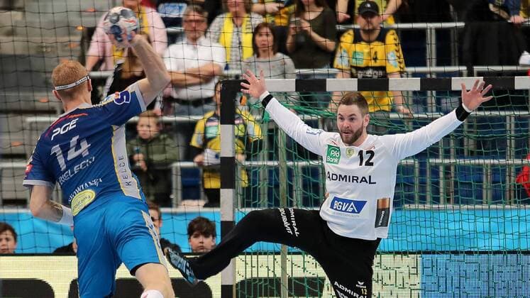 v left Karol Bielecki Kielce 14 Andreas Palicka Goalkeeper RNL 12 Seven-meter 7-meter penalty throw Action Action Match scene Handball Champions League Rhein Neckar Löwen PGE Vive Kielce xozx