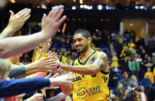 Peyton Siva ALBA claps fans after the match ALBA Berlin s Oliver Baskets Würzburg Basketball easy Credit BBL Mens Mens Season 2017 2018 Berlin 1 4 2018 Mercedes Benz Arena