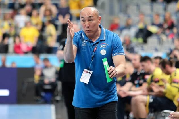 Talant Dujshebaev coach head coach KS Kielce gives gestures instructions gesturing with the arms gives instructions gesticulate single action action handball Champions League Rhein Neckar lion PGE Vive Kielce xozx