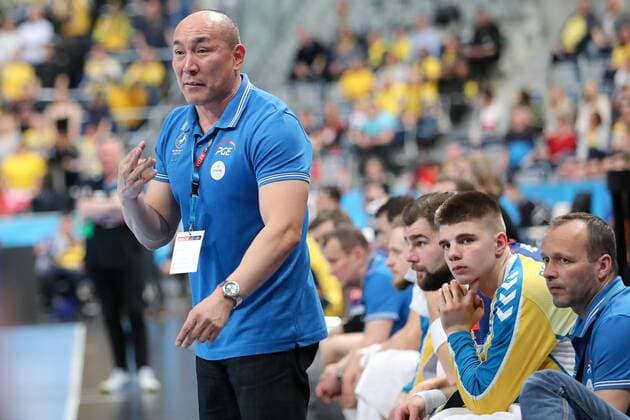 Talant Dujshebaev head coach KS Kielce gives instructions gesticulating gestures with the arms gives instructions gesticulate single action action action on the sidelines at the sideline handball Champions League Rhein Neckar Lions PGE Vive Kielce xozx