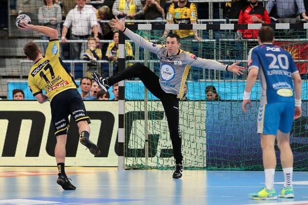 v left Jerry Tollbring RNL 17 Slawomir Szmal Goalkeeper Kielce 1 Mariusz Jurkiewicz Kielce 20 seven meters 7 yards penalty throw Action Action Game scene Handball Champions League Rhein Neckar Löwen PGE Vive Kielce xozx