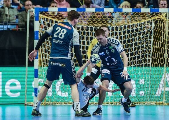 Handball Men EHF Cup Season 2017 18 Group B Foxes Berlin Lugi HF Erik Schmidt No 28 Foxes Berlin Anders Hallberg No 11 Lugi HF Drago Vukovic No 6 Foxes Berlin 01 04 18 Copyright: xMichaelxHundtx xMatthiasxKochx