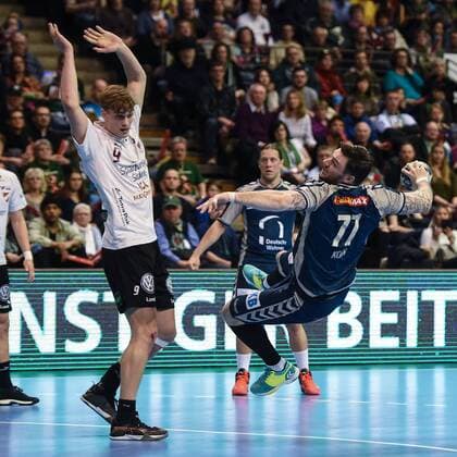 Handball Men EHF Cup Season 2017 18 Group B Füchse Berlin Lugi HF Karl Wallinius Nr 9 Lugi HF Johan Koch Nr 77 Füchse Berlin 01 04 18 Copyright: xMichaelxHundtx xMatthiasxKochx