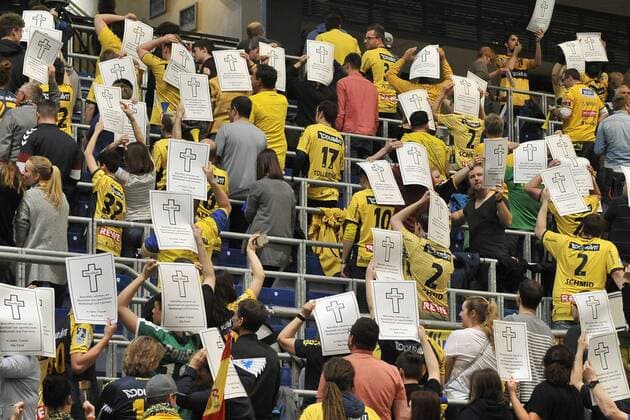 Rhein Neckar Loewen PGE Vive Kielce The Loewen fans show what they think of the EHF in the game in the Champions League Rhein Neckar Loewen PGE Vive Kielce Mannheim 01 04 18 Handball Round of 16 Second leg Mannheim Mannheim Baden Wuerttemberg Germany SAP Arena