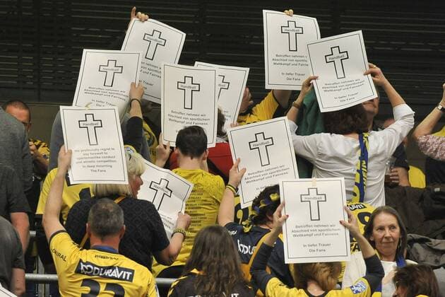Rhein Neckar Loewen PGE Vive Kielce The Loewen fans show what they think of the EHF in the game in the Champions League Rhein Neckar Loewen PGE Vive Kielce Mannheim 01 04 18 Handball Round of 16 Second leg Mannheim Mannheim Baden Wuerttemberg Germany SAP Arena