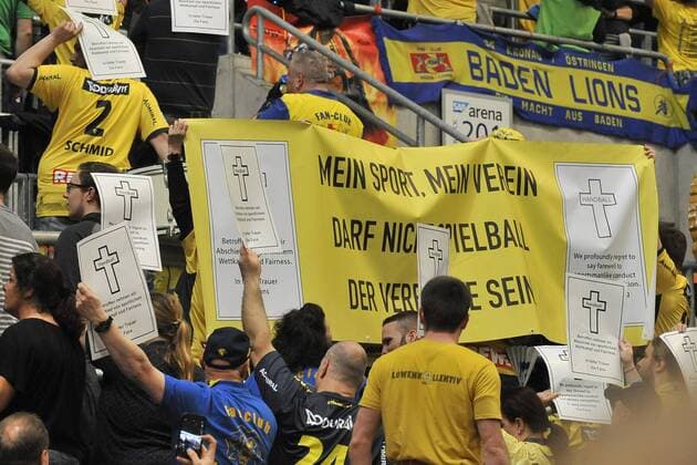 Rhein Neckar Loewen PGE Vive Kielce The Loewen fans show what they think of the EHF in the game in the Champions League Rhein Neckar Loewen PGE Vive Kielce Mannheim 01 04 18 Handball Round of 16 Second leg Mannheim Mannheim Baden Wuerttemberg Germany SAP Arena