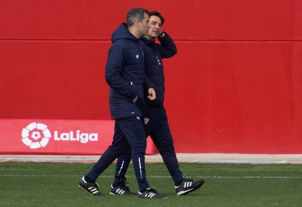 Sevilla s FC head coach, Vicenzo Montella (d), and assistant coach Enzo Maresca (L) attend the team s training session at the city in Seville, Spain, 02 April 2018. Sevilla FC will face FC Bayern Munich in a Champions League match 03 April 2018. Sevilla FC training session !ACHTUNG: NUR REDAKTIONELLE NUTZUNG!  Copyright: xRAÚLxCAROx GRAF4420 20180402-636582793680856055