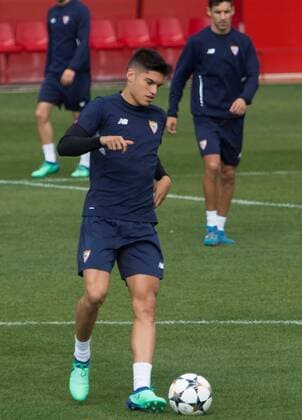 Sevilla FC players Joaquin Correa (L) and Jesus Navas (R) attend the team s training session at the city in Seville, Spain, 02 April 2018. Sevilla FC will face FC Bayern Munich in a Champions League match 03 April 2018. Sevilla FC training session !ACHTUNG: NUR REDAKTIONELLE NUTZUNG!  Copyright: xRAÚLxCAROx GRAF4432 20180402-636582796859625362