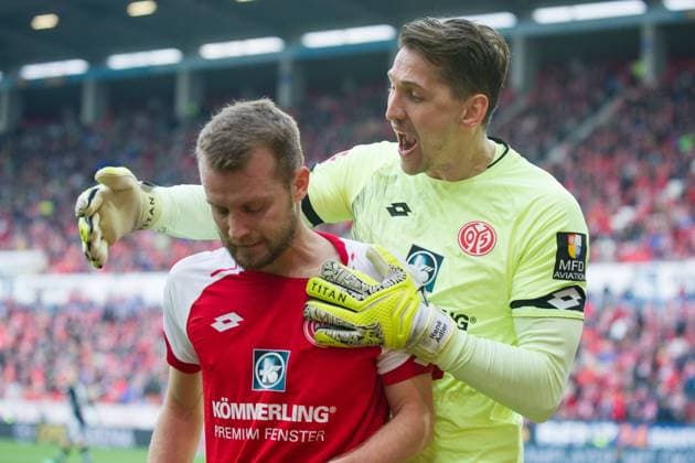Goalkeeper Rene ADLER re MZ is proud of Daniel BROSINSKI MZ half figure half figure Gesture Gesture Soccer 1 Bundesliga 28 Matchday 1 FSV Mainz 05 MZ Borussia Moenchengladbach MG 0 0 at 01 04 2018 in Mainz Germany Â