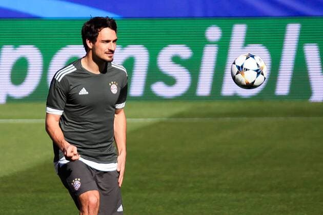 2nd April 2018, Ramon Sanchez Pizjuan, Seville, Spain; UEFA Champions League football, Sevilla versus Bayern Munich, pre match press conference PK Pressekonferenz and training session; matt Hummels of Bayern Munich controls a ball during the training session  ActionPlus12007889