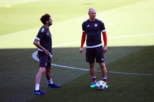 2nd April 2018, Ramon Sanchez Pizjuan, Seville, Spain; UEFA Champions League football, Sevilla versus Bayern Munich, pre match press conference PK Pressekonferenz and training session; Javi Martinez and Arjen Robben of Bayern Munich during the training session  ActionPlus12007892