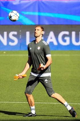 2nd April 2018, Ramon Sanchez Pizjuan, Seville, Spain; UEFA Champions League football, Sevilla versus Bayern Munich, pre match press conference PK Pressekonferenz and training session; Fruchtl of Bayern Munich controls a ball during the training session  ActionPlus12007896