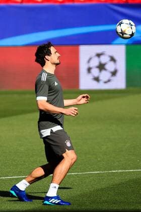 2nd April 2018, Ramon Sanchez Pizjuan, Seville, Spain; UEFA Champions League football, Sevilla versus Bayern Munich, pre match press conference PK Pressekonferenz and training session; Matt Hummels of Bayern Munich controls a ball during the training session  ActionPlus12007888