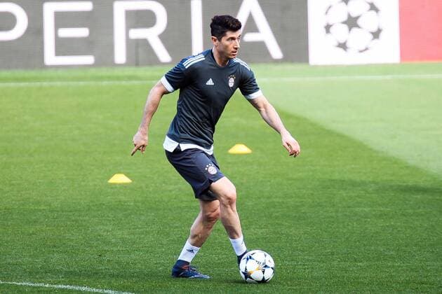2nd April 2018, Ramon Sanchez Pizjuan, Seville, Spain; UEFA Champions League football, Sevilla versus Bayern Munich, pre match press conference PK Pressekonferenz and training session; Robert Lewandoski of Bayern Munich during the training session  ActionPlus12007915