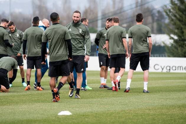 Juventus training session before Champions League Gonzalo Higuain during the training session before the Champions League match against Real Madrid, in Vinovo at Juventus Center, Italy 2nd April 2018 Vinovo Piedmont Turin Italy Juventus Center  AlbertoxGandolfo PacificxPress
