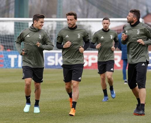 Entrenamiento de la Juventus. En la imagen, Dibala y Barzagli. Juventus training session. In this picture, Dibala and Barzagli. 
