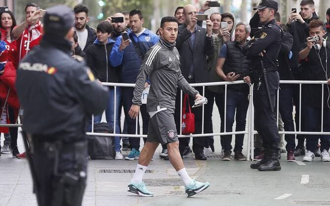 Bayern Munich s Spanish Thiago Alcantara, leaves the hotel where the team stays at in Seville, Spain, 03 April 2018. Bayern will face Sevilla FC in a Champions League quarter finals first leg soccer match later today at Sanchez Pizjuan stadium. Bayern Munich in Seville !ACHTUNG: NUR REDAKTIONELLE NUTZUNG!  Copyright: xJosexManuelxVidalx GRAF4869 20180403-636583570123378622