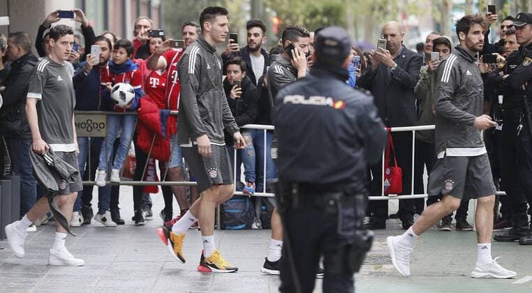 Bayern Munich splayers (R-L) Spanish Javi Martinez, Niklas Suele, and Sebastian Rudy, leave the hotel where the team stays at in Seville, Spain, 03 April 2018. Bayern will face Sevilla FC in a Champions League quarter finals first leg soccer match later today at Sanchez Pizjuan stadium. Bayern Munich in Seville !ACHTUNG: NUR REDAKTIONELLE NUTZUNG!  Copyright: xJosexManuelxVidalx GRAF4856 20180403-636583571342907745