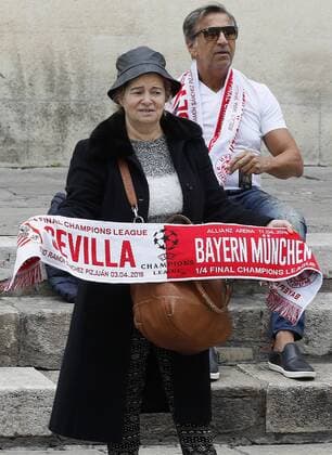 Bilder des Tages - SPORT Bayern Munich s supporters go for a walk downtown Seville, Spain, 03 April 2018. Bayern will face Sevilla FC in a Champions League quarter finals first leg soccer match later today at Sanchez Pizjuan stadium. Bayern Munich in Seville !ACHTUNG: NUR REDAKTIONELLE NUTZUNG!  Copyright: xJosexManuelxVidalx GRAF5045 20180403-636583628977204897