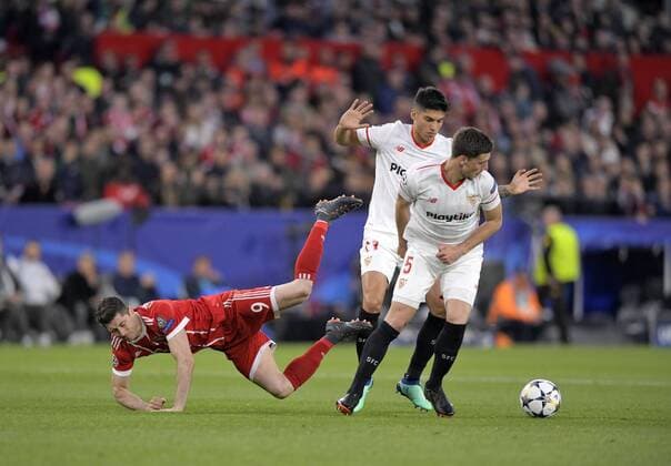 03 04 2018 Football UEFA Champions League 2017 2018 Quarter Finals FC Sevilla FC Bayern Munich at the Ramon Sanchez Pizjuan Sevilla Spain v left Robert Lewandowski FC Bayern Munich against Clement Lenglet Sevilla FC