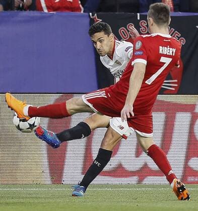 Sevilla FC s striker Jesus Navas vies for the ball with Bayern Munich s Franck Ribery during the UEFA Champions League quarter-final first leg match between Sevilla FC and Bayern Munich at the Ramon Sanchez-Pizjuan stadium in Seville, Spain, 03 April 2018. Sevilla FC vs. Bayern Munich !ACHTUNG: NUR REDAKTIONELLE NUTZUNG!  Copyright: xJosexManuelxVidalx SEV01 20180403-636583869393903002