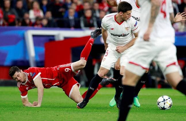 Sevilla FC s Clement Lenglet vies for the ball with Bayern Munich s Robert Lewandowski during the UEFA Champions League quarter-final first leg match between Sevilla FC and Bayern Munich at the Ramon Sanchez-Pizjuan stadium in Seville, Spain, 03 April 2018. Sevilla FC vs. Bayern Munich !ACHTUNG: NUR REDAKTIONELLE NUTZUNG!  Copyright: xJulioxMunozx SEV03 20180403-636583870019676263