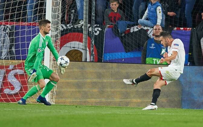 Pablo SARABIA Sevilla 17 Goal scored the Goal to 1 0 Sven ULREICH FCB 26 Goalkeeper FC SEVILLA FC BAVARIA MUENCHEN Quarterfinals First leg Football UEFA Champions League Sevilla Spain 03 04 2018 CL Season 2017 2018 FCB
