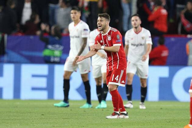 Juan Bernat 14 FC Bayern Muenchen sour shows on handball FC Sevilla vs Bayern Munich Muenchen quarter-finals Champions League 03 04 2018 Sevilla Sevilla Spain Copyright: xkolbert-press ChristianxKolbertx