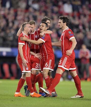 03 04 2018 Football UEFA Champions League 2017 2018 Quarter Finals FC Sevilla FC Bayern Munich at the Ramon Sanchez Pizjuan Sevilla Spain Torjubel Franck Ribery li FC Bayern Munich with Thiago FC Bayern Munich and Joshua Kimmich FC Bayern Munich