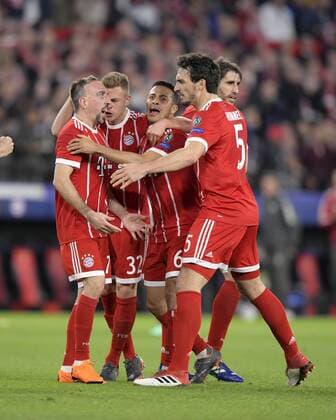 03 04 2018 Football UEFA Champions League 2017 2018 Quarter Finals FC Sevilla FC Bayern Munich in the Stadium Ramon Sanchez Pizjuan Sevilla Spain Torjubel Franck Ribery li FC Bayern Munich with Thiago FC Bayern Munich Mats Hummels Bayern Munich and Joshua Kimmich FC Bayern Munich