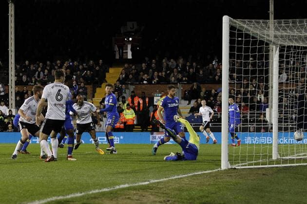 Bilder des Tages - SPORT GOAL - Kevin McDonald of Fulham inadvertently scores the first goal during the EFL Sky Bet Championship match between Fulham and Leeds United at Craven Cottage, London, England on 3 April 2018. Copyright: xCarltonxMyriex 19480003
