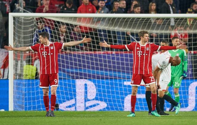 Robert LEWANDOWSKI FCB 9 Thomas MUELLER MÜLLER FCB 25 gestures and gives instructions Action Single image Single action Gesture Gesture Mimic Show gesture show FC SEVILLA FC BAVARIA MUENCHEN Quarter-final first leg Football UEFA Champions League Sevilla Spain 03 04 2018 CL Season 2017 2018 FCB