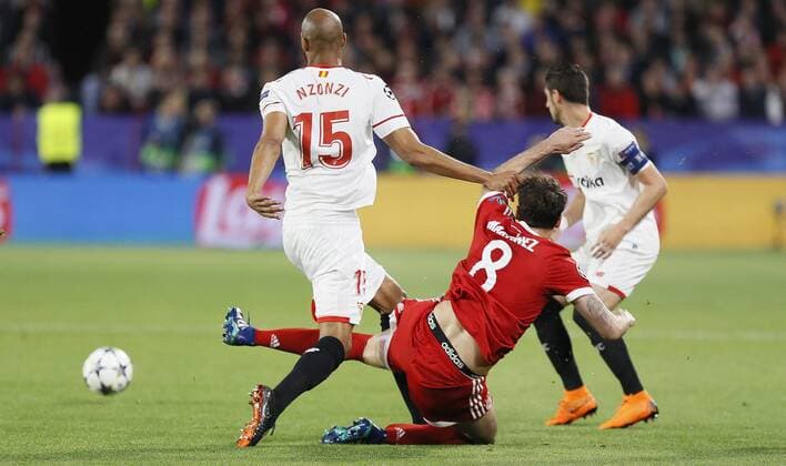 Bayern Munich s Javi Martinez (C) vies for the ball with Sevilla s Steven N Zonzi during the UEFA Champions League quarter-final first leg match between Sevilla FC and Bayern Munich at the Ramon Sanchez-Pizjuan stadium in Seville, Spain, 03 April 2018. Sevilla FC vs. Bayern Munich !ACHTUNG: NUR REDAKTIONELLE NUTZUNG!  Copyright: xJosexManuelxVidalx SEV07 20180403-636583879123719488
