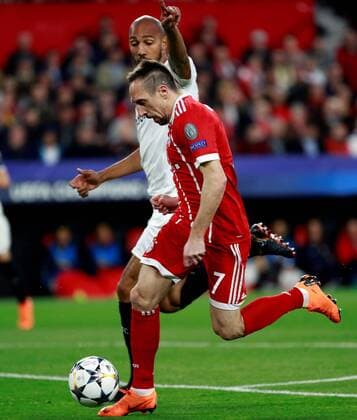 Bayern Munich s Franck Ribery vies for the ball with Sevilla s Steven N Zonzi (back) during the UEFA Champions League quarter-final first leg match between Sevilla FC and Bayern Munich at the Ramon Sanchez-Pizjuan stadium in Seville, Spain, 03 April 2018. Sevilla FC vs. Bayern Munich !ACHTUNG: NUR REDAKTIONELLE NUTZUNG!  Copyright: xJosexManuelxVidalx SEV08 20180403-636583879736532002